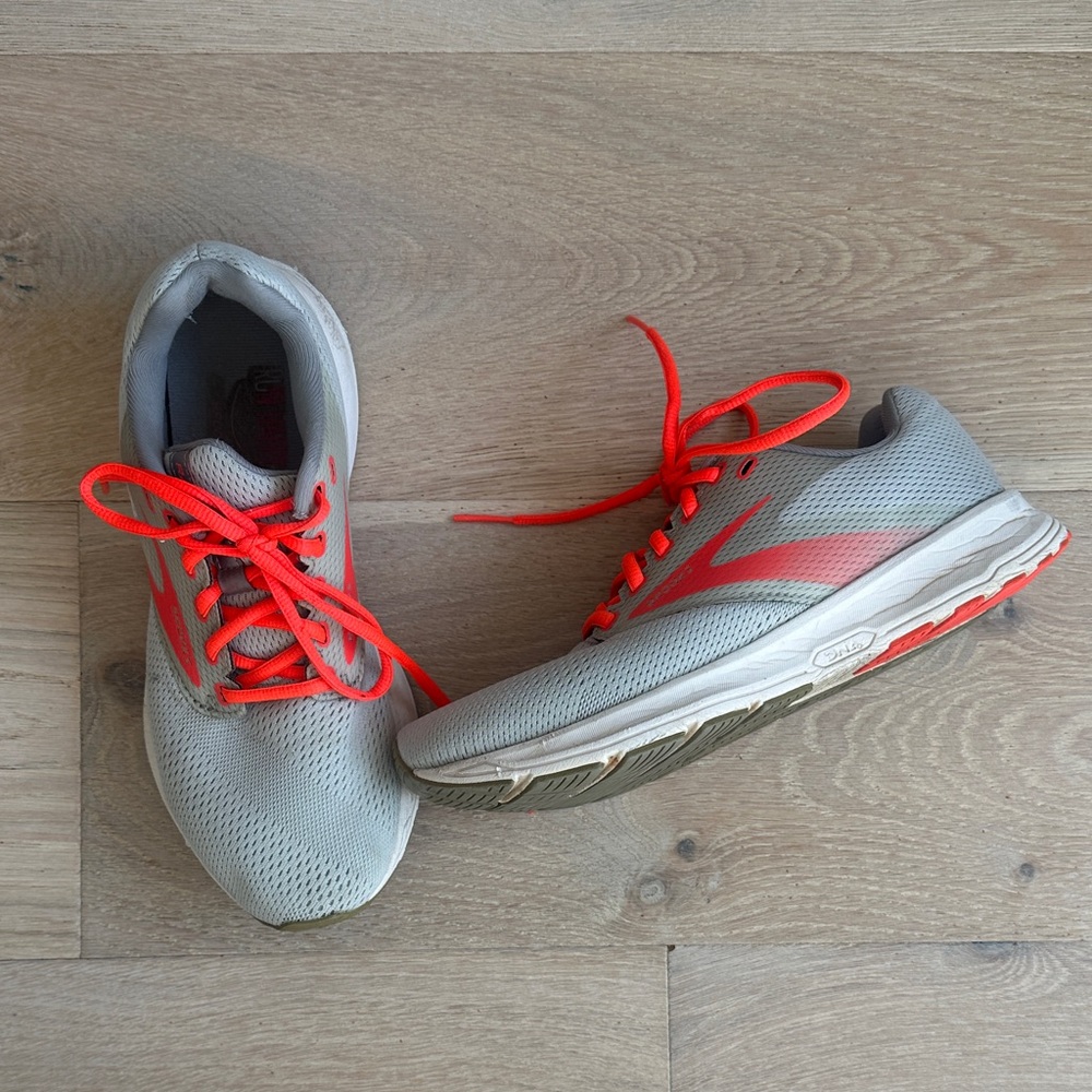 Brooks women’s range Gray Running Shoes bright salmon Accents sz 8.5